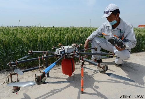 5月19日,工作人員在石家莊市欒城區(qū)溫家莊村做無人植保飛機(jī)起飛前準(zhǔn)備。當(dāng)日,河北石家莊市欒城區(qū)農(nóng)業(yè)部門聯(lián)合飛防企業(yè),利用無人植保飛機(jī)對(duì)小麥進(jìn)行大規(guī)模噴藥作業(yè)。據(jù)了解,無人植保飛機(jī)一天可噴灑農(nóng)藥面積200至300畝,極大地提高了作業(yè)效率。新華社記者 王曉 攝 河北智飛極農(nóng)無人機(jī)科技|一鳶科技|行業(yè)定制無人機(jī)